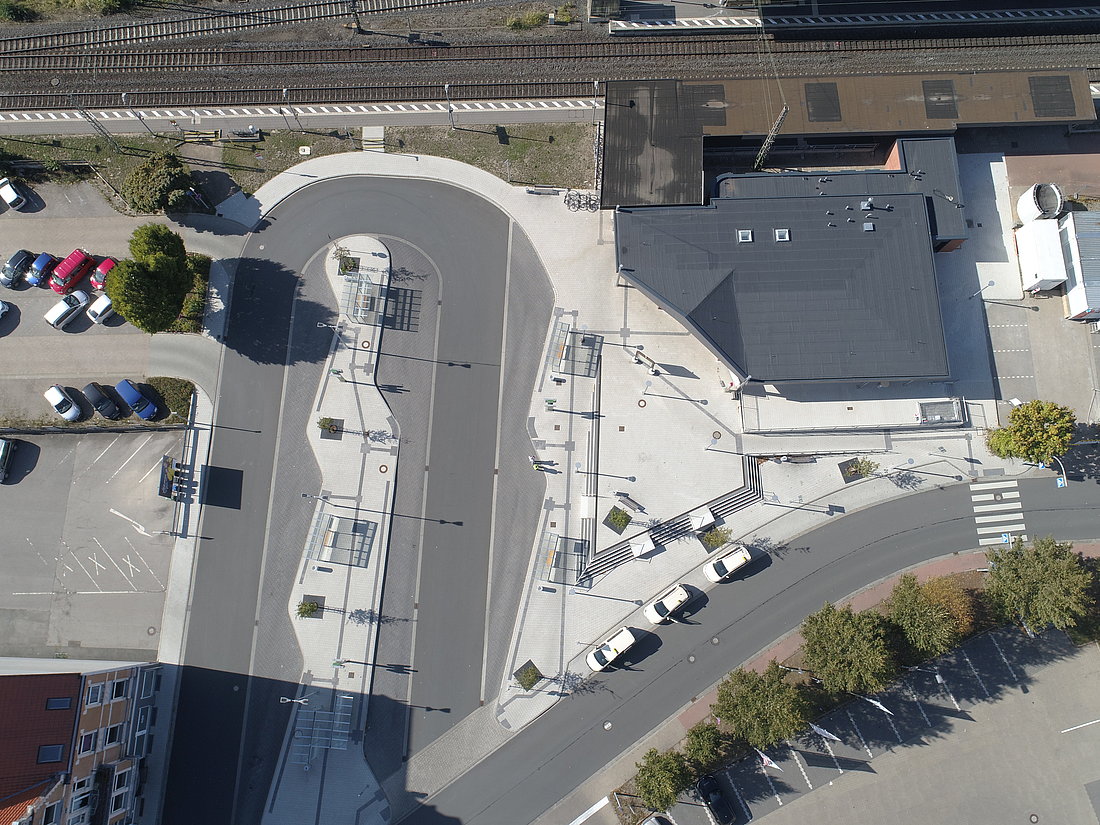 Drohnenaufnahme des ZOB und des Bahnhofes in Alfeld 2019_Bahnhof ZOB Drohne © Quintel & Schütz