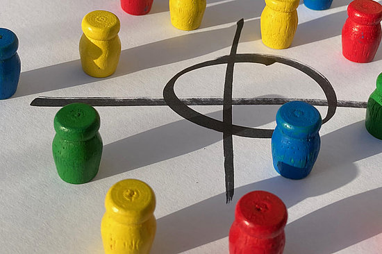 Illustration zum Thema Wahlen, Spielfiguren und ein angekreuzter Kreis ©  HGScharf