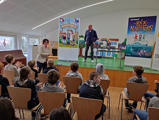 Applaus für Ulf Blanck von den Schülerinnen und Schüler der Dohnser Schule und Christina Sürig von der Stadtbücherei Alfeld