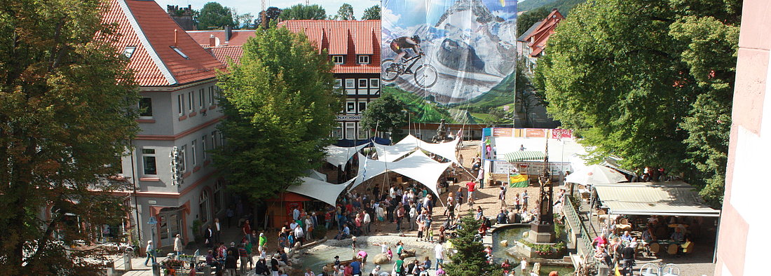 Ein besonderer Blick auf den Marktplatz: die Bergwelt war eine Ab in die Mitte Aktion... © HG Scharf 
