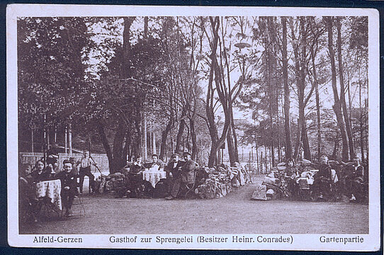 Postkarte des Biergartens des Gasthofes Sprengelei mit Besuchern aus der zwanziger-dreißiger Jahren des 20ten Jahrhunderts © privat