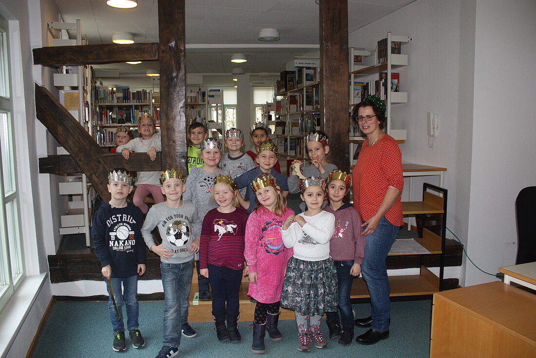 Märchenlesen und Krönchen-Basteln