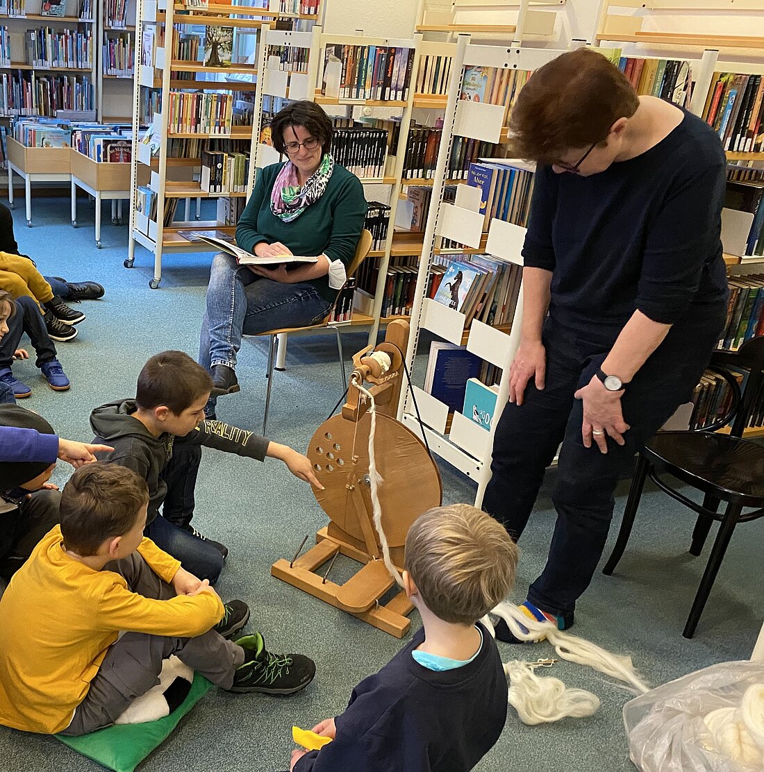 Märchen-Lesung mit Spinnrad; Vorlesetag mit der 1. Klasse der Grundschule Föhrste
